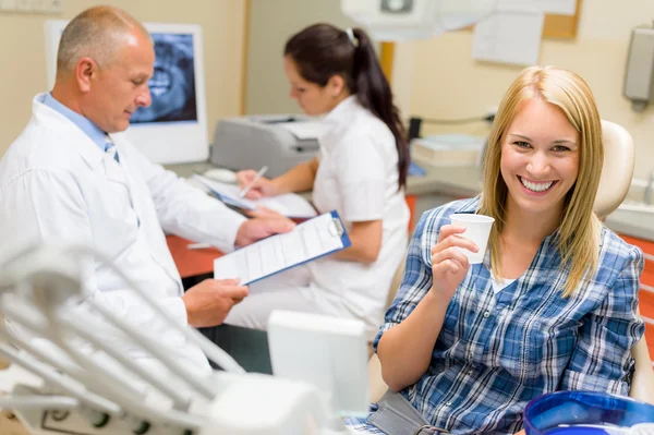 Bonito sorriso paciente no dentista — Fotografia de Stock