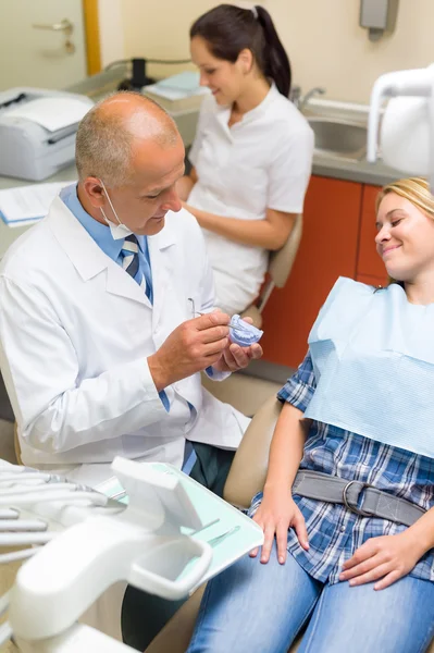 Mulher visita dentista cirurgia ortodôntica — Fotografia de Stock