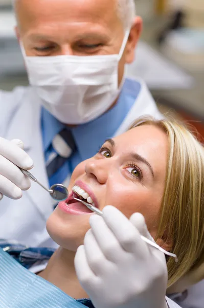 Denti bianchi paziente donna dal dentista — Foto Stock