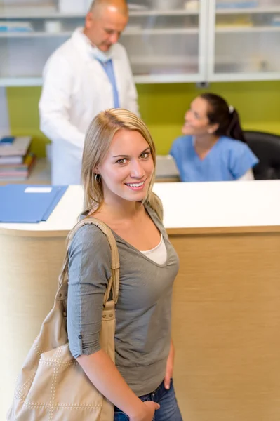 Kvinnlig patient tandläkare i receptionen — Stockfoto