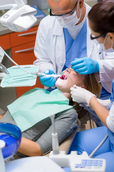 歯科医の手術で女性の歯の治療を持っています。 — ストック写真