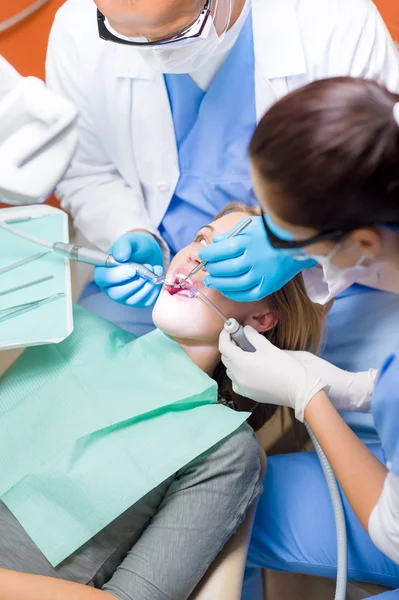 Dentista com enfermeira fazendo procedimento no paciente — Fotografia de Stock