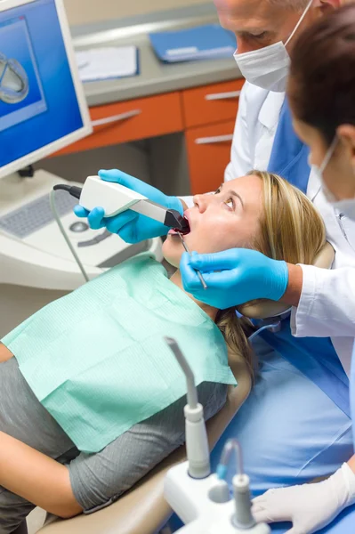 Paziente spaventato allo studio dentistico — Foto Stock