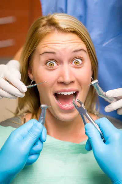 Страшні зубні інструменти божевільний вираз обличчя пацієнта — стокове фото
