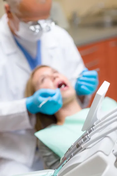 Equipos dentales cerca de la clínica de estomatología — Foto de Stock