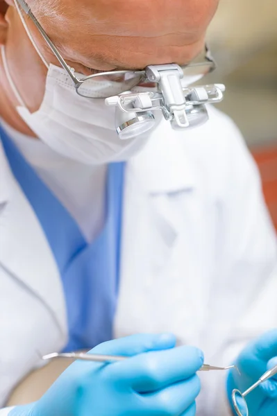 Chirurg dentysta starsze posiadają Sprzęt stomatologiczny — Zdjęcie stockowe