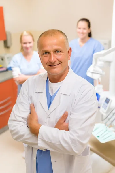 Dentista profissional com equipe na cirurgia dentária — Fotografia de Stock