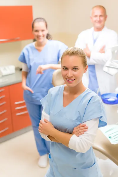 Vrouwelijke tandarts met collega 's — Stockfoto