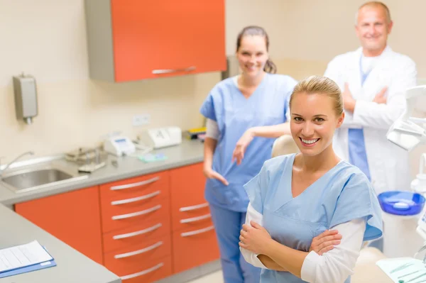 Hemşire ve diş hekimi diş cerrahisi ekibi — Stok fotoğraf