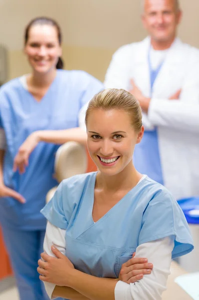 Squadra dentale nella clinica di stomatologia personale sorridente — Foto Stock