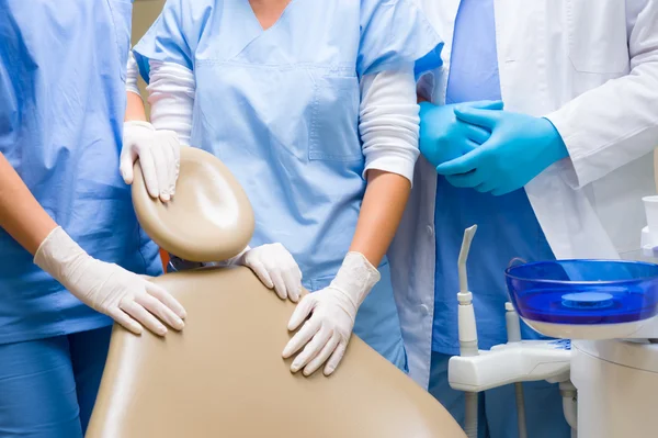 Cirurgiões de cadeira dentária em pé — Fotografia de Stock