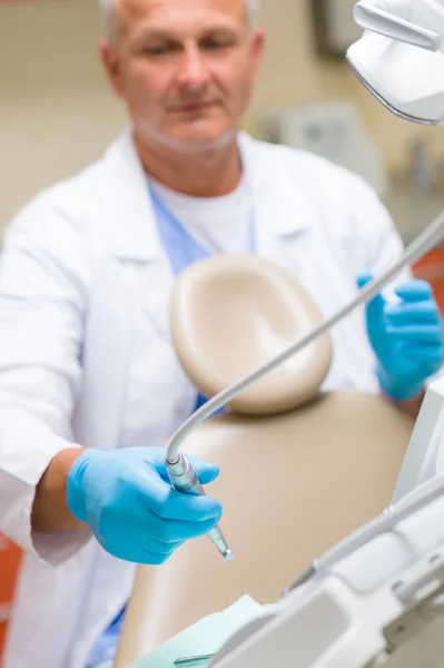 Professionelle Zahnarzt bereiten Werkzeuge für die Behandlung — Stockfoto
