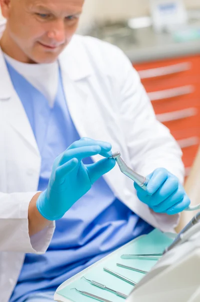 Equipamentos odontológicos perto da broca de cirurgia — Fotografia de Stock