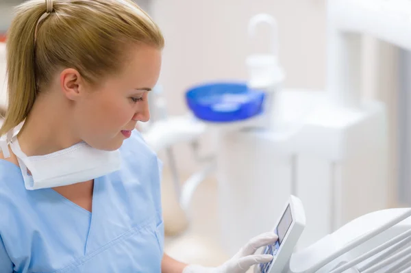 Assistente dentale utilizzare la tecnologia ortodontica — Foto Stock