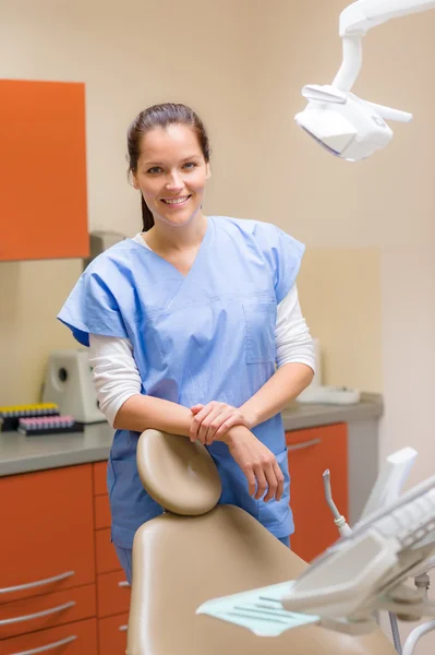 患者の椅子の後ろに立っている女性歯科医 — ストック写真