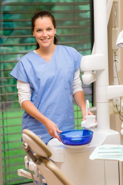 Vrouwelijke tandarts assistent aan de tandheelkundige chirurgie glimlachen — Stockfoto