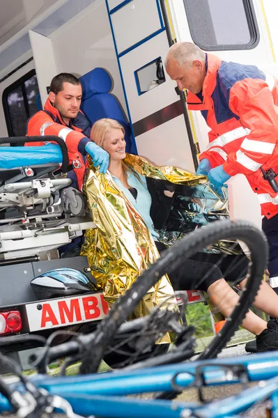 Akut ambulanspersonal att hjälpa kvinnan cykel olycka — Stockfoto