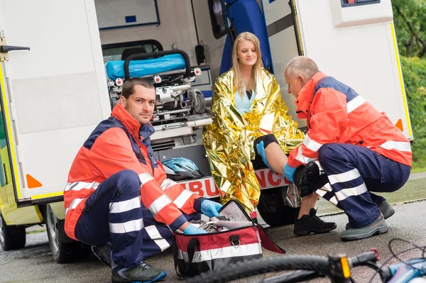 Bicicletta incidente donna medico di emergenza controllo gamba — Foto Stock