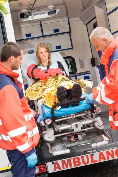 Patiënt verzekerd in brancard ambulance paramedici — Stockfoto