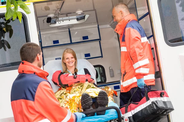 Médico de urgencias con mujer en ambulancia — Foto de Stock