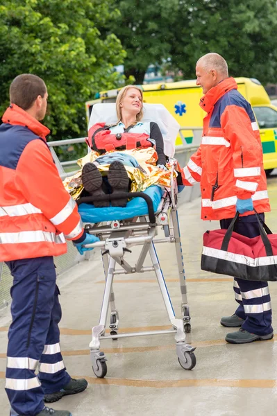 Mujer lesionada hablando con paramédicos de emergencia — Foto de Stock