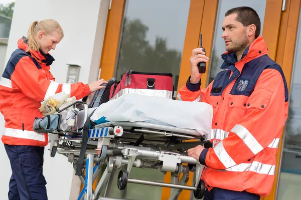 Noodgevallen radio oproep ambulance huis deur bezoek — Stockfoto