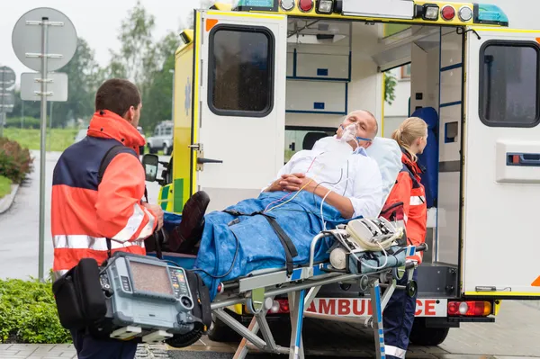 Oksijen maskesi hasta tedavi ambulans sedye