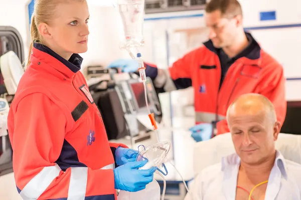 Ambulanspersonalen i ambulans med patienten hjärtinfarkt — Stockfoto