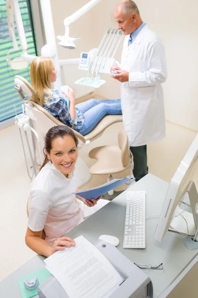Equipo profesional de cirugía dental vista superior del paciente Fotos de stock