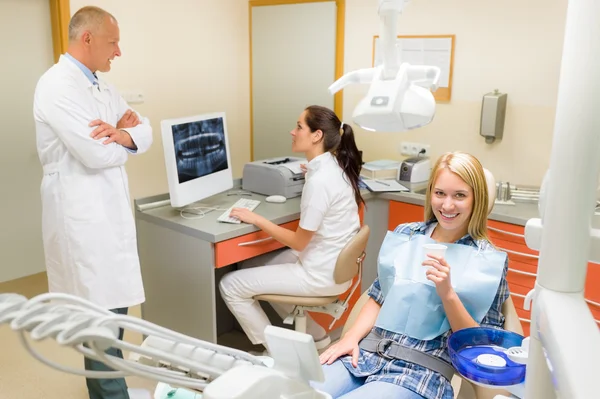 Paciente sonriente en cirugía de dentista Imagen de stock