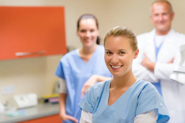 Uśmiechający się profesjonalny zespół medyczny w przychodni Obraz Stockowy