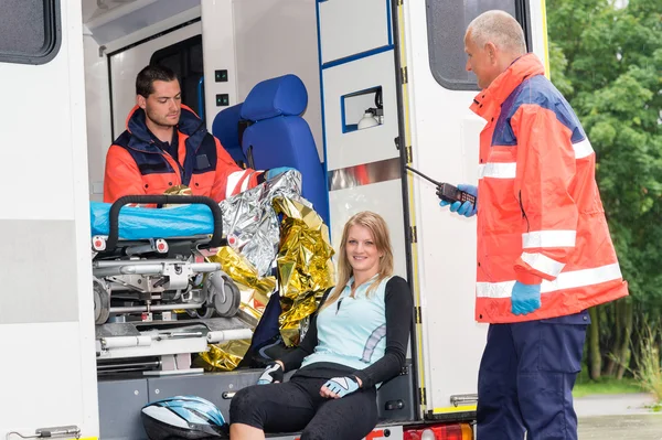 Donna in ambulanza con i paramedici aiuto incidente Immagine Stock