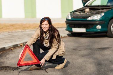 yolda uyarı üçgeni koyarak kadın