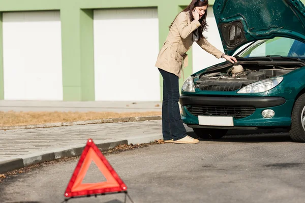 Mulher de avaria de carro a pedir assistência rodoviária — Fotografia de Stock
