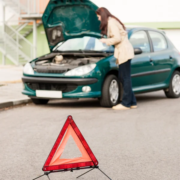 Mulher tentando consertar seu carro quebrado — Fotografia de Stock