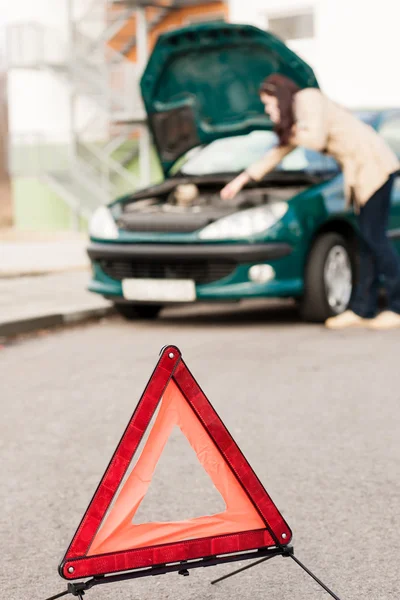 Kvinnan pratar på telefon motorstopp — Stockfoto