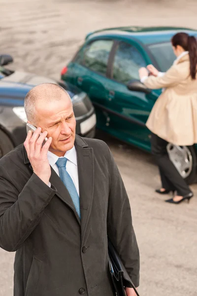 Muž na telefonu po srážce aut — Stock fotografie