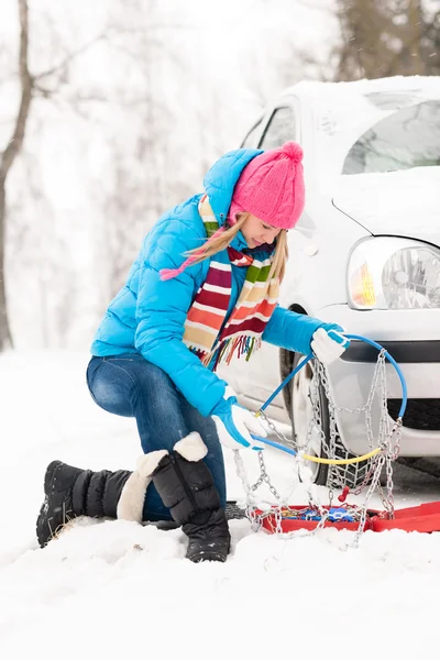 Winterreifen Schneeketten Frau — Stockfoto