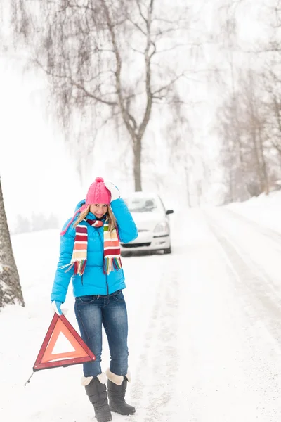 Mujer con advertencia triángulo coche nieve ruptura —  Fotos de Stock