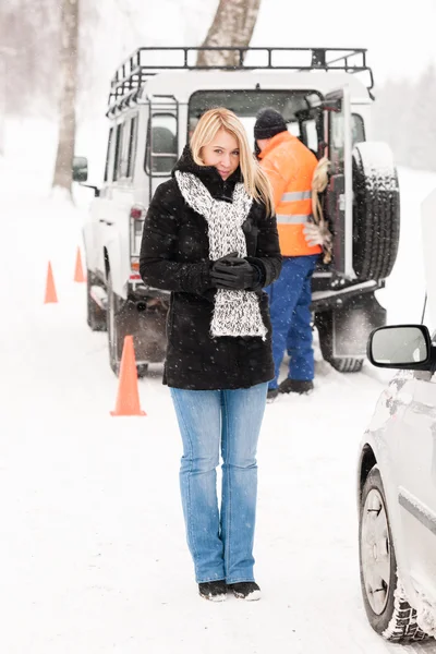 Mechanik pomoc kobieta z uszkodzonego samochodu śnieg — Zdjęcie stockowe