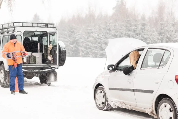 Kış araba yardım adam yardım kadın arızası — Stok fotoğraf
