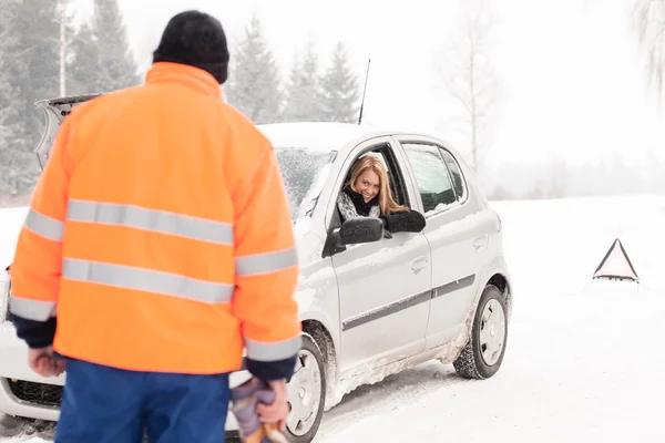 Мужчина помогает женщине с поломкой автомобиля снег — стоковое фото