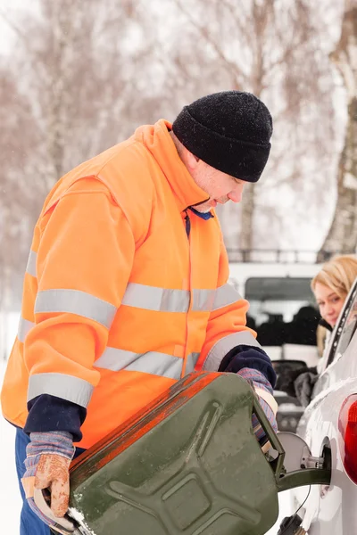 Homem de enchimento mulher carro gás inverno assistência — Fotografia de Stock