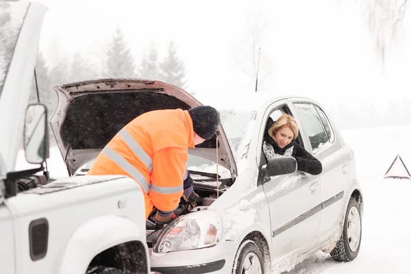 Mężczyzna kobieta naprawy samochodu zima śnieg pomocy — Zdjęcie stockowe