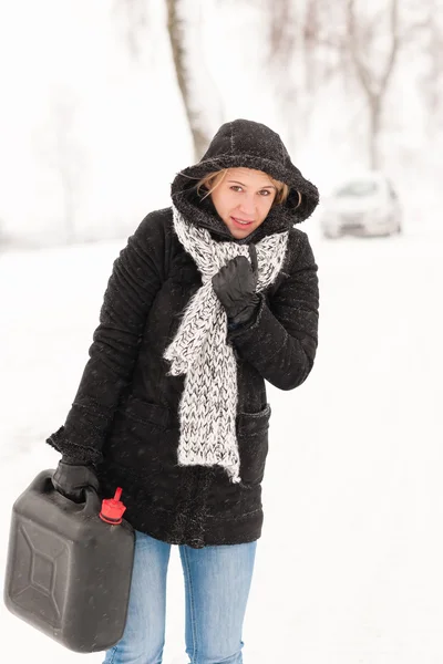 Mujer caminando con gasolina puede invierno coche — Foto de Stock