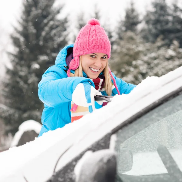 女性の冬の雪の車のフロント ガラスを洗浄 ロイヤリティフリーのストック画像