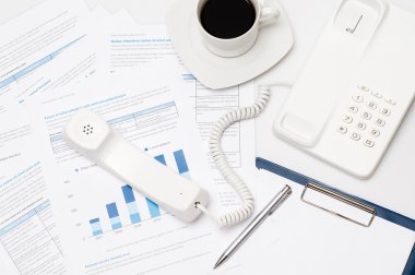 kağıt çizelgeleri üzerinde meşgul ofis Danışma telefon