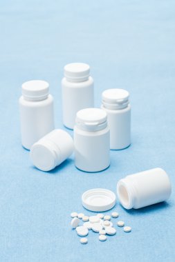 ilaç ilaçlar tıbbi mavi zemin üzerine