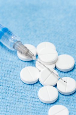 Doğum kontrol hapları iğneyle enjeksiyon