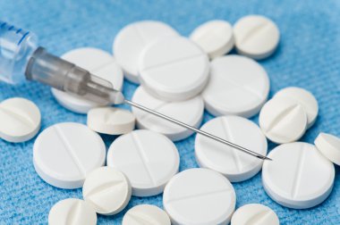 Doğum kontrol hapları iğneyle enjeksiyon